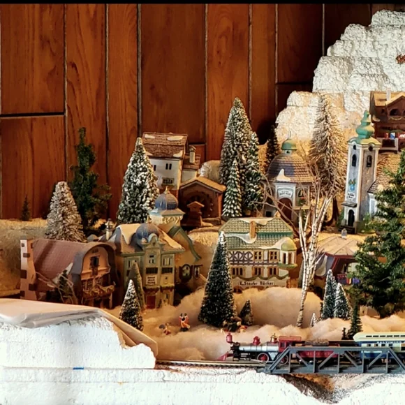 DEPARTMENT 56 Village Items for Sale Display - General Info - Picture 2 of 3